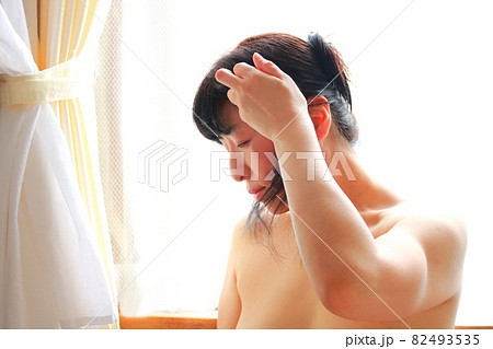 髪をいじる女性 髪をいじる女性 82493535