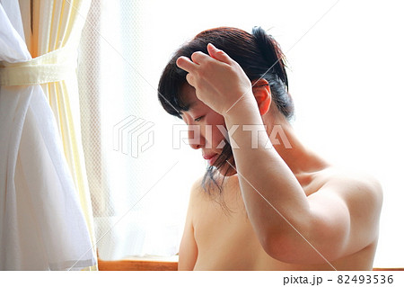 髪をいじる女性 髪をいじる女性 82493536