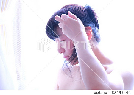 髪をいじる女性 髪をいじる女性 82493546