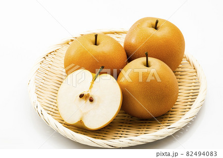 白バックでざるに乗せた梨 白バックでざるに乗せた梨 82494083