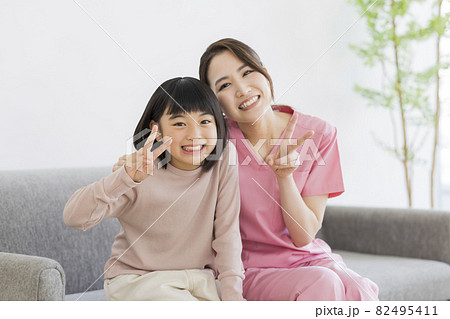 女の子と医師 女の子と医師 82495411