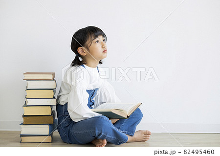 本と女の子 本と女の子 82495460