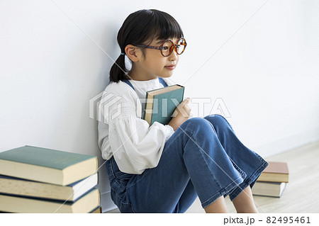 本と女の子 本と女の子 82495461