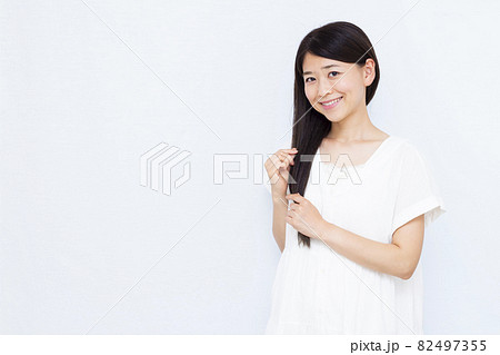 ロングヘアーの30代女性 ロングヘアーの30代女性 82497355