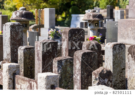 霊園の古い墓石 霊園の古い墓石 82501111