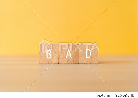 「BAD」と書かれた積み木 82503649