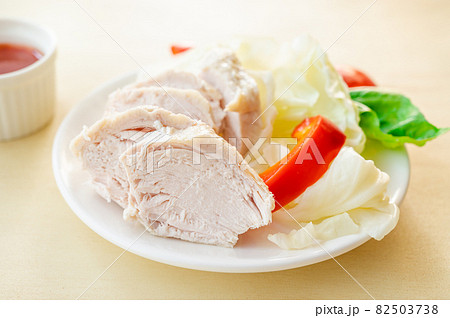 スライスした蒸し鶏 スライスした蒸し鶏 82503738