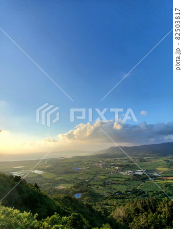 沖縄　石垣島　山の上からの絶景　バンナ公園 82503817