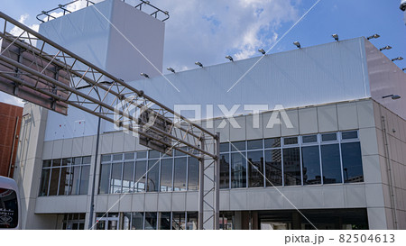 店舗空の白い建物 82504613