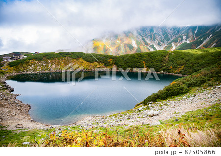 秋曇り空の室堂みくりが池 82505866