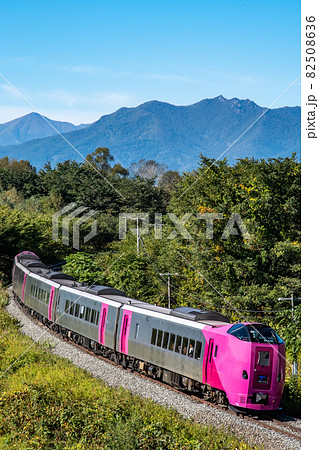 JR北海道キハ261系はまなす編成日高山脈バック 縦位置写真 JR北海道キハ261系はまなす編成日高山脈バック 縦位置写真 82508636