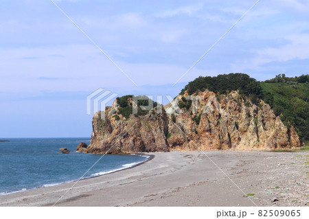 日本海の砂浜と岩盤の風景。 青森県西津軽郡深浦町。 追良瀬駅近くの海岸。 日本海の砂浜と岩盤の風景。 青森県西津軽郡深浦町。 追良瀬駅近くの海岸。 82509065