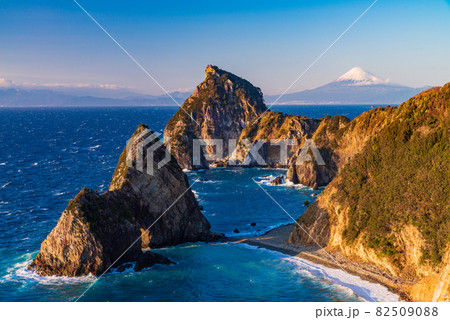 （静岡県）西伊豆千貫門と富士山 82509088