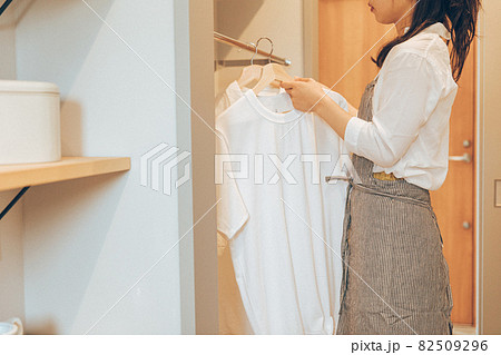 片付ける女性　洗濯をする女性 82509296