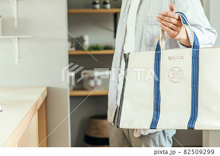 エコバッグを持って出掛ける男性 82509299