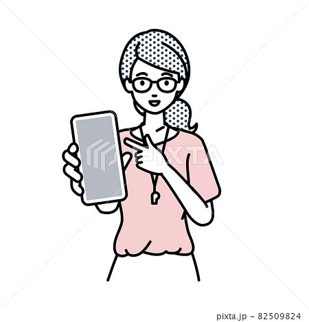 立ってスマートフォンを指差してこちらに向けて見せている教師の女性 82509824