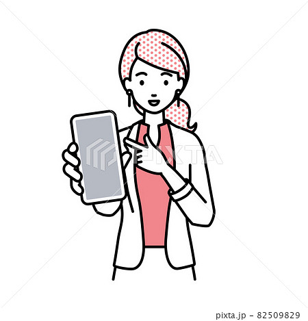 立ってスマートフォンを指差してこちらに向けて見せているジャケットの女性 82509829