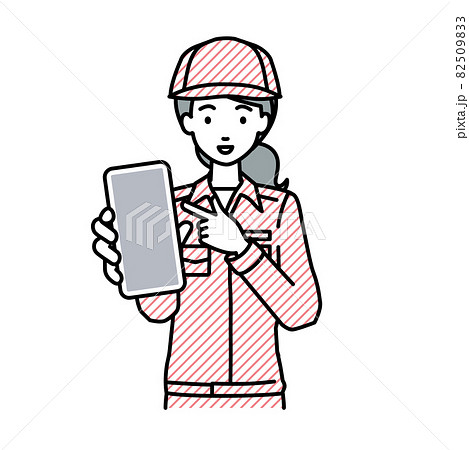 立ってスマートフォンを指差してこちらに向けて見せている作業員の女性 82509833