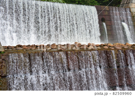 関川の砂防堰堤から流れ落ちる水のカーテン 関川の砂防堰堤から流れ落ちる水のカーテン 82509960