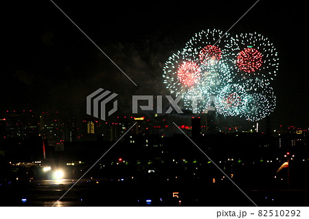 大阪国際空港の向こうに、なにわ淀川花火大会の夜景 大阪国際空港の向こうに、なにわ淀川花火大会の夜景 82510292