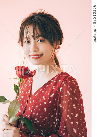 一輪の花と女性 82510356
