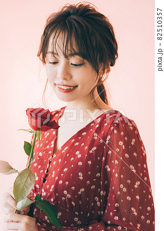一輪の花と女性 82510357