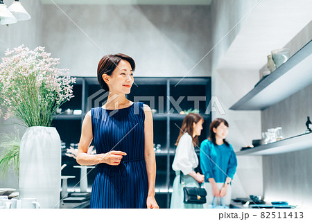 買い物をする女性 撮影協力:g GIFT AND LIFESTYLE 買い物をする女性 撮影協力:g GIFT AND LIFESTYLE 82511413