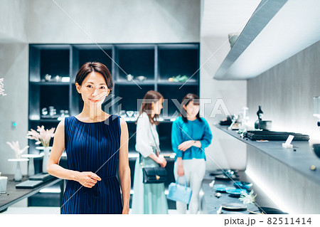 買い物をする女性 撮影協力:g GIFT AND LIFESTYLE 買い物をする女性 撮影協力:g GIFT AND LIFESTYLE 82511414