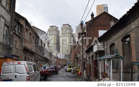 大連旧市街と高層ビル（中国） 82512049