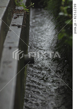 雨水をあつめる排水溝 82512299
