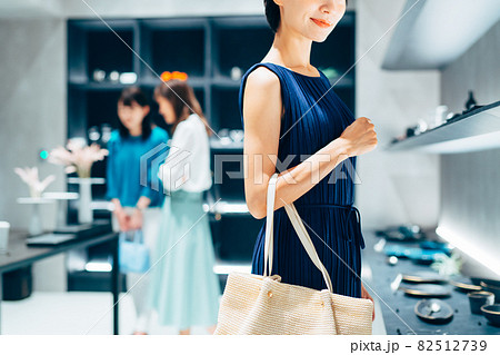 買い物をする女性　撮影協力：g GIFT AND LIFESTYLE 82512739