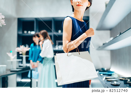 買い物をする女性 撮影協力:g GIFT AND LIFESTYLE 買い物をする女性 撮影協力:g GIFT AND LIFESTYLE 82512740