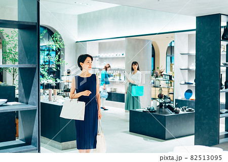 買い物をする女性　撮影協力：g GIFT AND LIFESTYLE 82513095