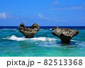 南国沖縄で有名なパワースポット　恋人たちに人気のハート型の奇岩が立つハートロックビーチ 82513368