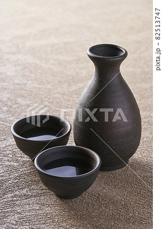 日本酒　お猪口と徳利 82513747