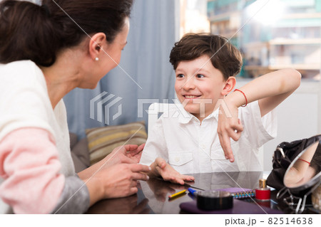 Smiling boy talking with woman 82514638