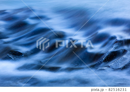 川の流れ模様です。パターン背景にどうぞ。有名な渓谷です。 82516231