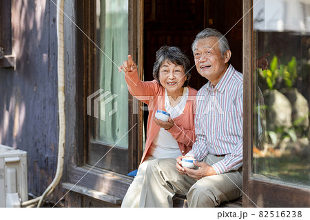田舎暮らしをするシニア夫婦 82516238