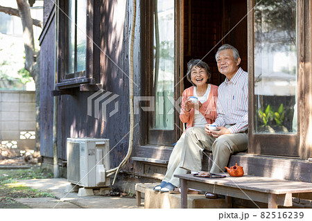 田舎暮らしをするシニア夫婦 田舎暮らしをするシニア夫婦 82516239