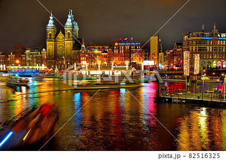 アムステルダム中央駅前運河の夜景1 82516325