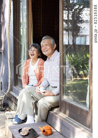 田舎暮らしをするシニア夫婦 82516388