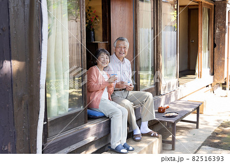 田舎暮らしをするシニア夫婦 82516393