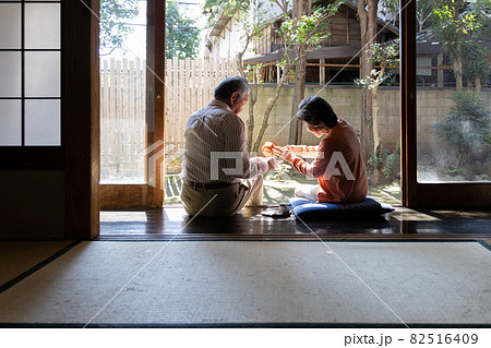 田舎暮らし　昼からお酒を楽しむシニア夫婦 82516409