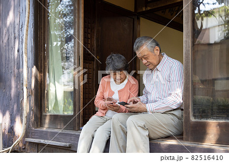 スマートフォンを使うニア夫婦 82516410