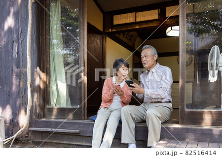 スマートフォンを使うニア夫婦 82516414