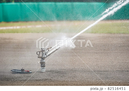 野球場のグランド整備中にスプリンクラーから放水される水しぶき 野球場のグランド整備中にスプリンクラーから放水される水しぶき 82516451