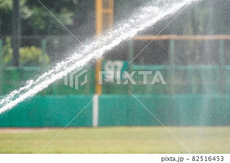 野球場のグランド整備中にスプリンクラーから放水される水しぶき 野球場のグランド整備中にスプリンクラーから放水される水しぶき 82516453