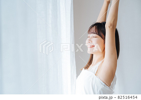 女性　ビューティー　朝 82516454