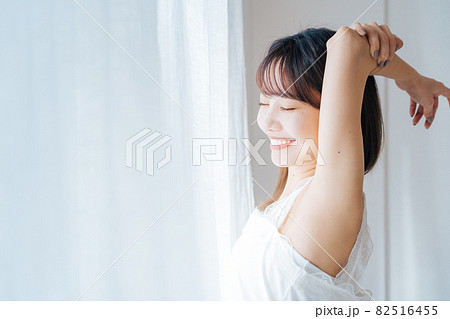 女性　ビューティー　朝 82516455