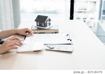 Agents working in real estate investment and lease contracts, contract home insurance home purchase and purchase approval for clients Agents working in real estate investment and lease contracts, contract home insurance home purchase and purchase approval for clients 82516470